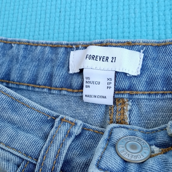 NWT Forever 21 Denim Mini Raw Skirt Frayed Hem Size XS - Picture 2 of 9